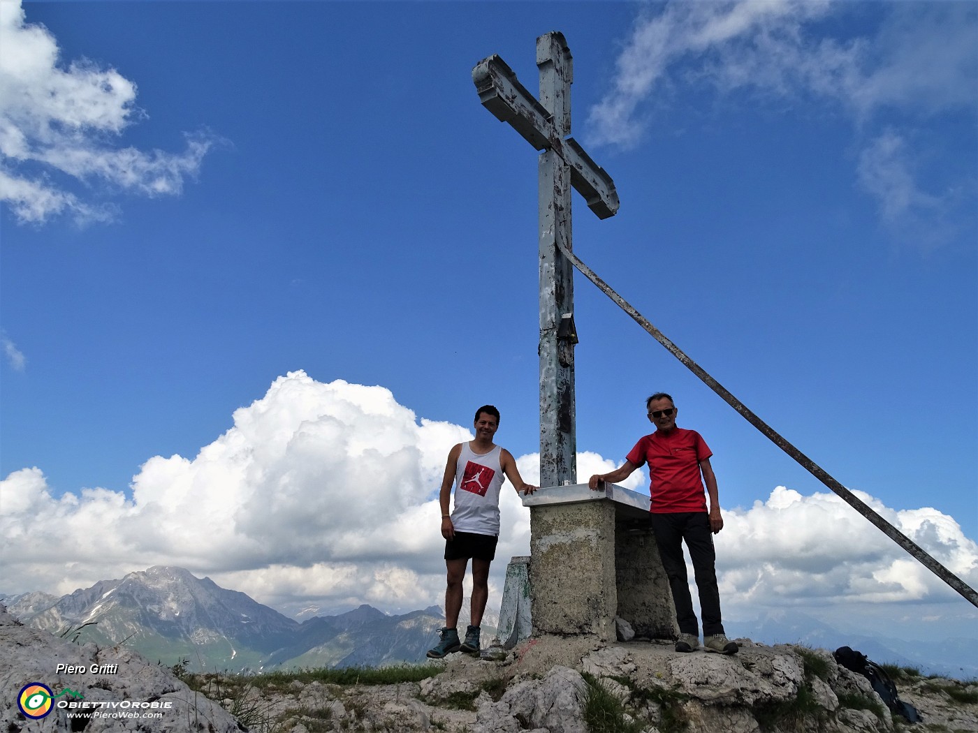 77 Alla croce di vetta di Cima Croce (1975 m) in Alben con vista in Arera.JPG